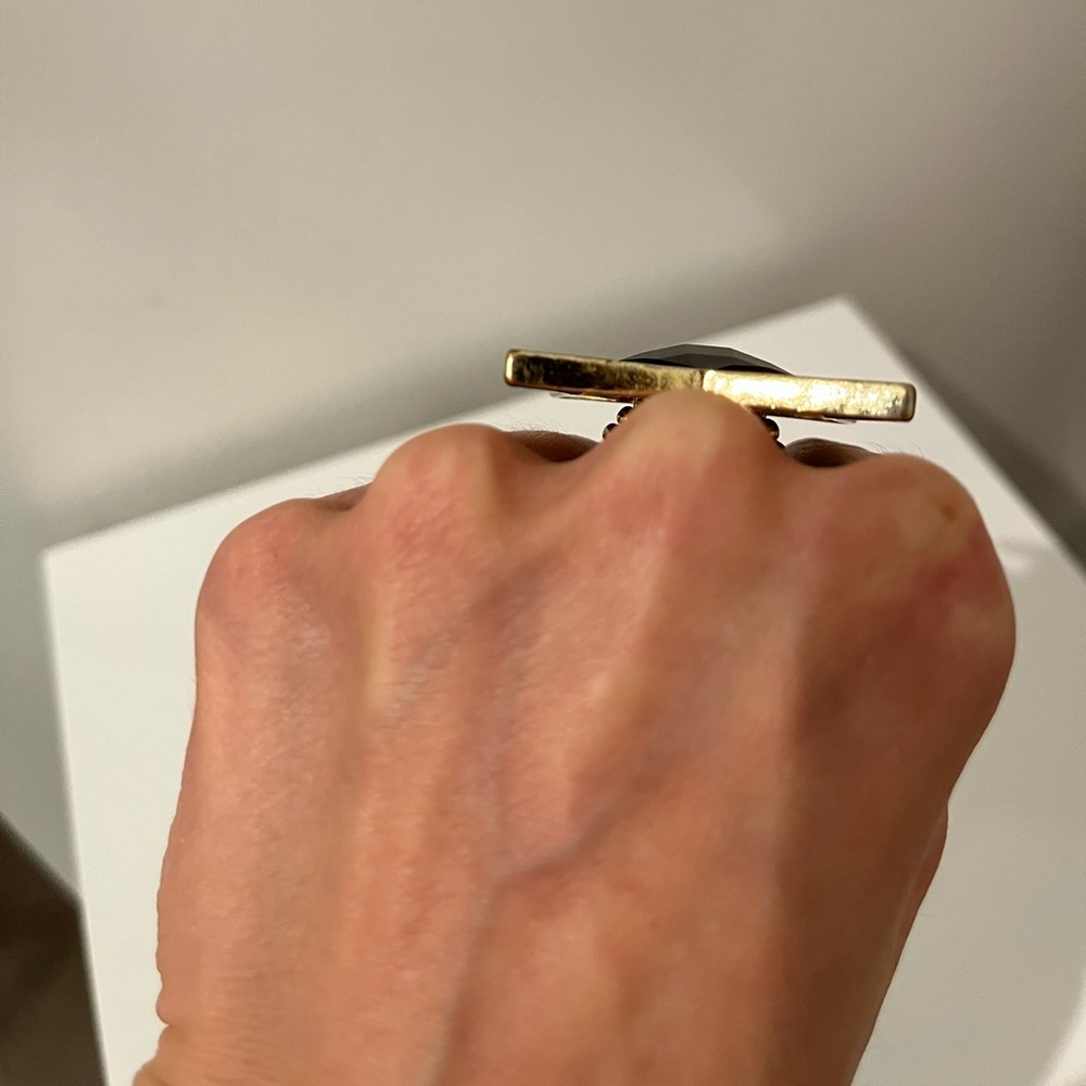 Statement Ring Black & Gold - Picture 10 of 10